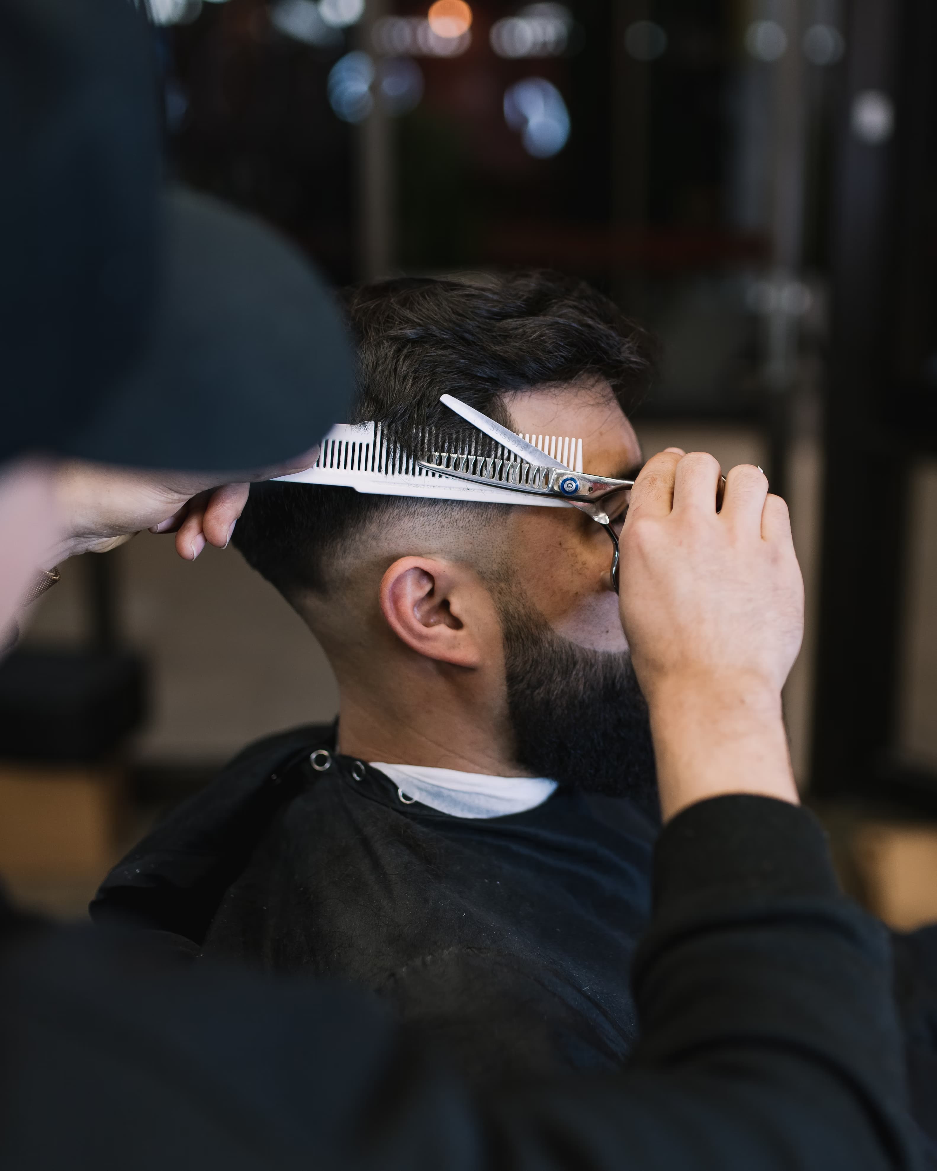 Barbero cortando cabello